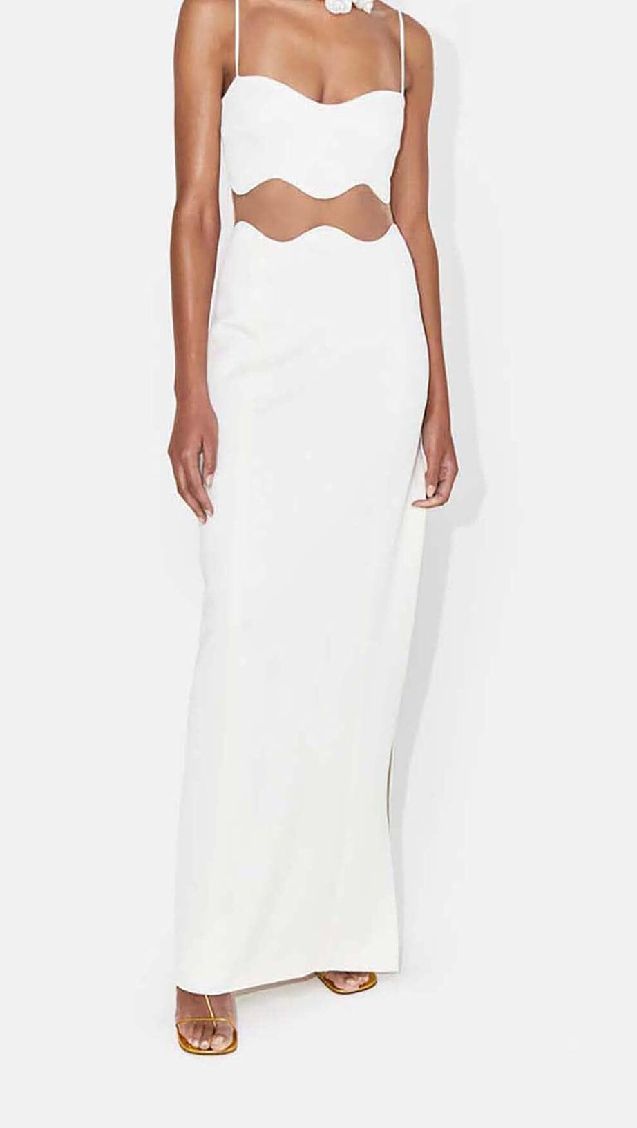 ABITO LUNGO CON INSERTI IN RETE SMERLATA IN BIANCO