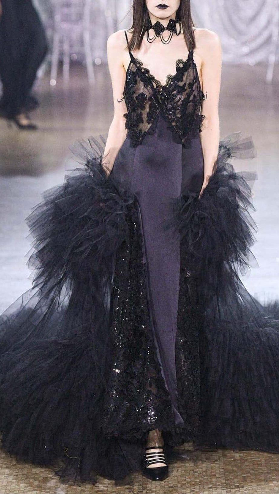 ABITO LUNGO IN PIZZO CON PAILLETTES NERO