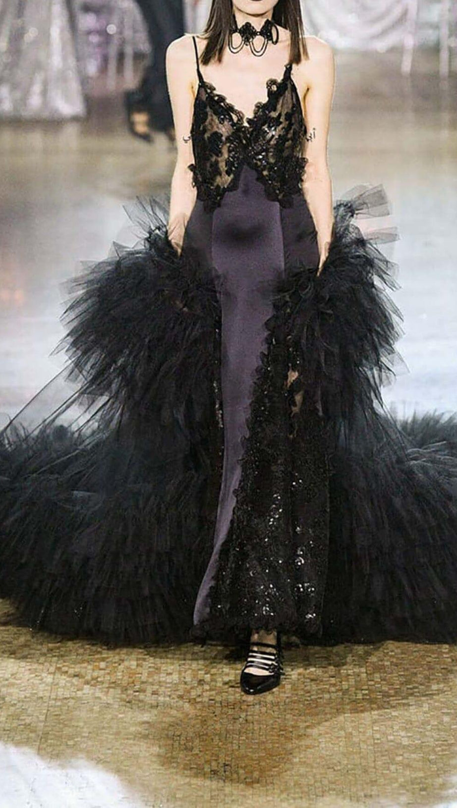 ABITO LUNGO IN PIZZO CON PAILLETTES NERO