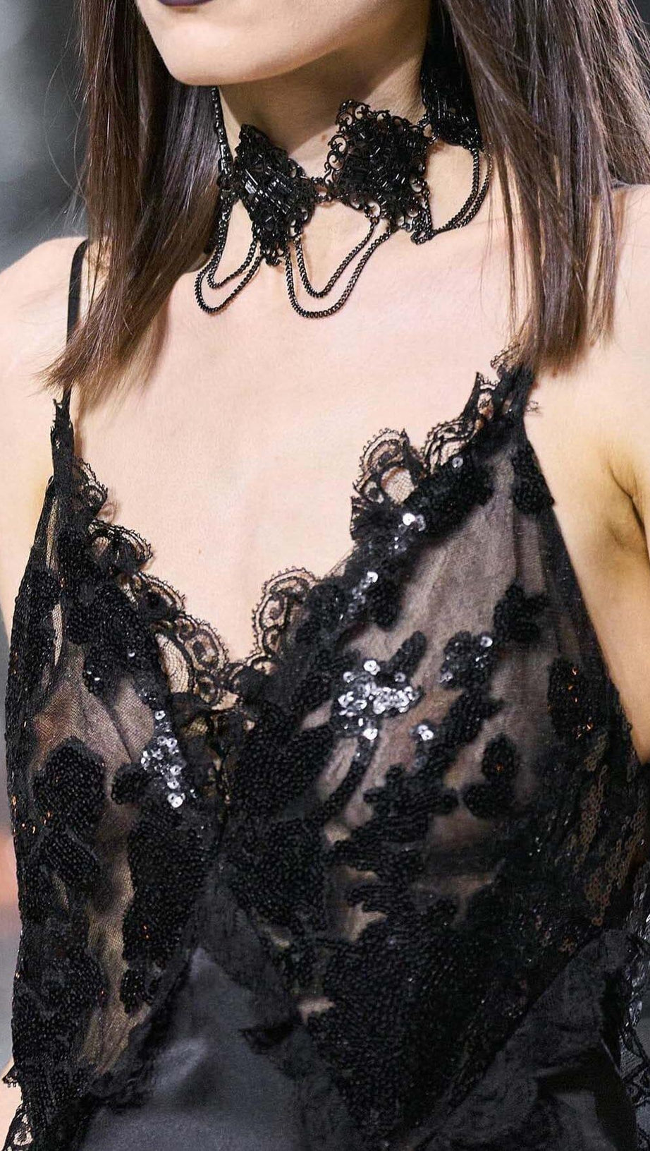 ABITO LUNGO IN PIZZO CON PAILLETTES NERO