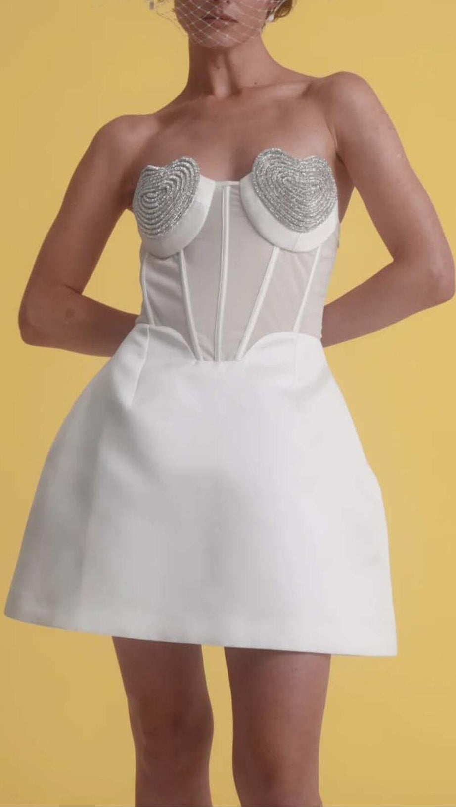 TRÄGERLOSES MINIKLEID MIT HERZMUSTER IN WEISS