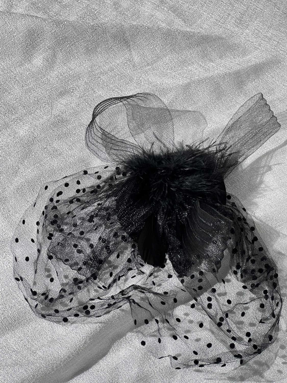 Vlad – Schwarzer Cocktailhut aus Netzstoff mit Federn