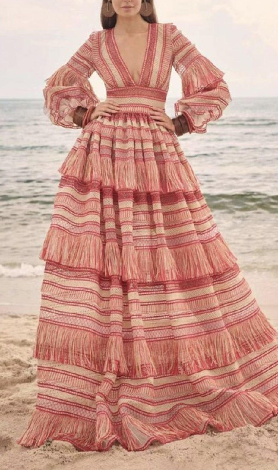 MAXIKLEID MIT TIEFEN V-QUASTEN UND BLOUSONÄRMELN