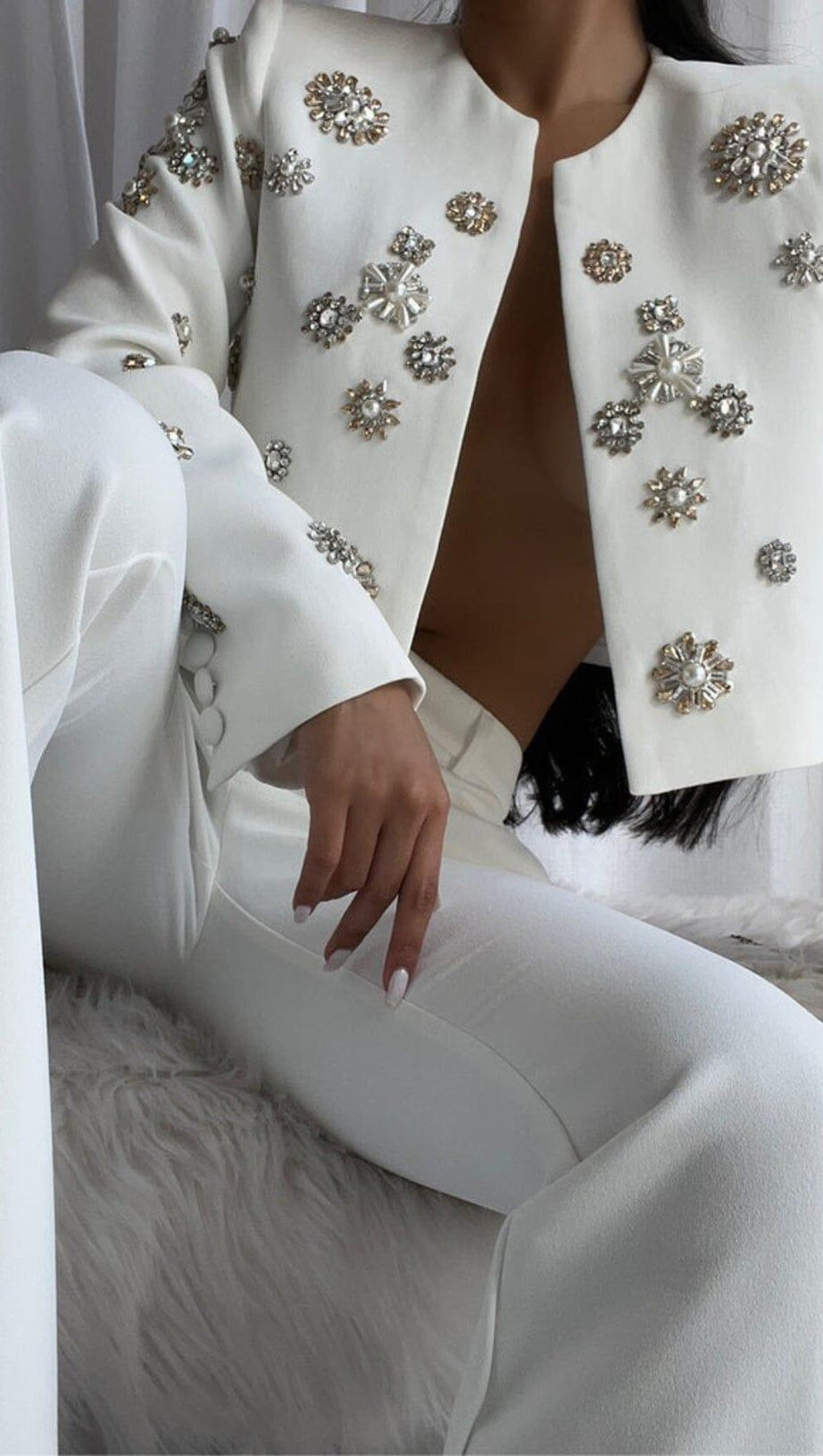 WEISSES JACKENSET MIT VERZIERUNG UND PERLEN
