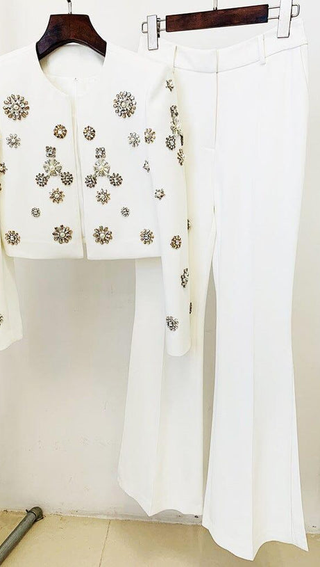 WEISSES JACKENSET MIT VERZIERUNG UND PERLEN