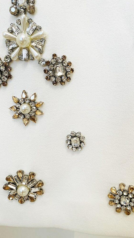 WEISSES JACKENSET MIT VERZIERUNG UND PERLEN