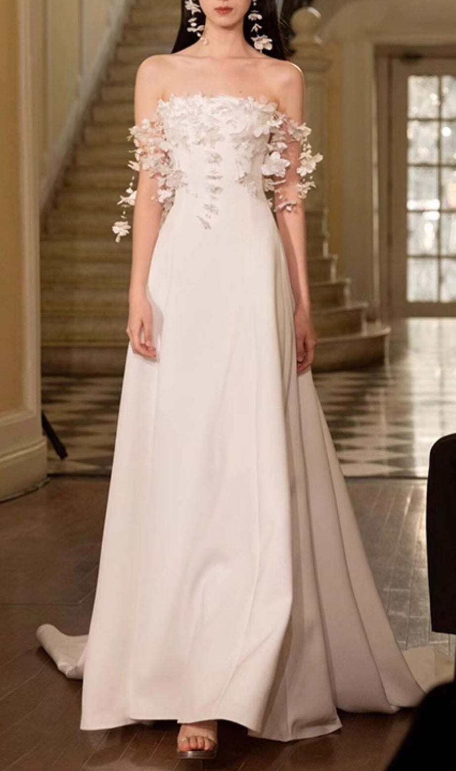 Maxikleid aus Satin mit floralen 3D-Applikationen