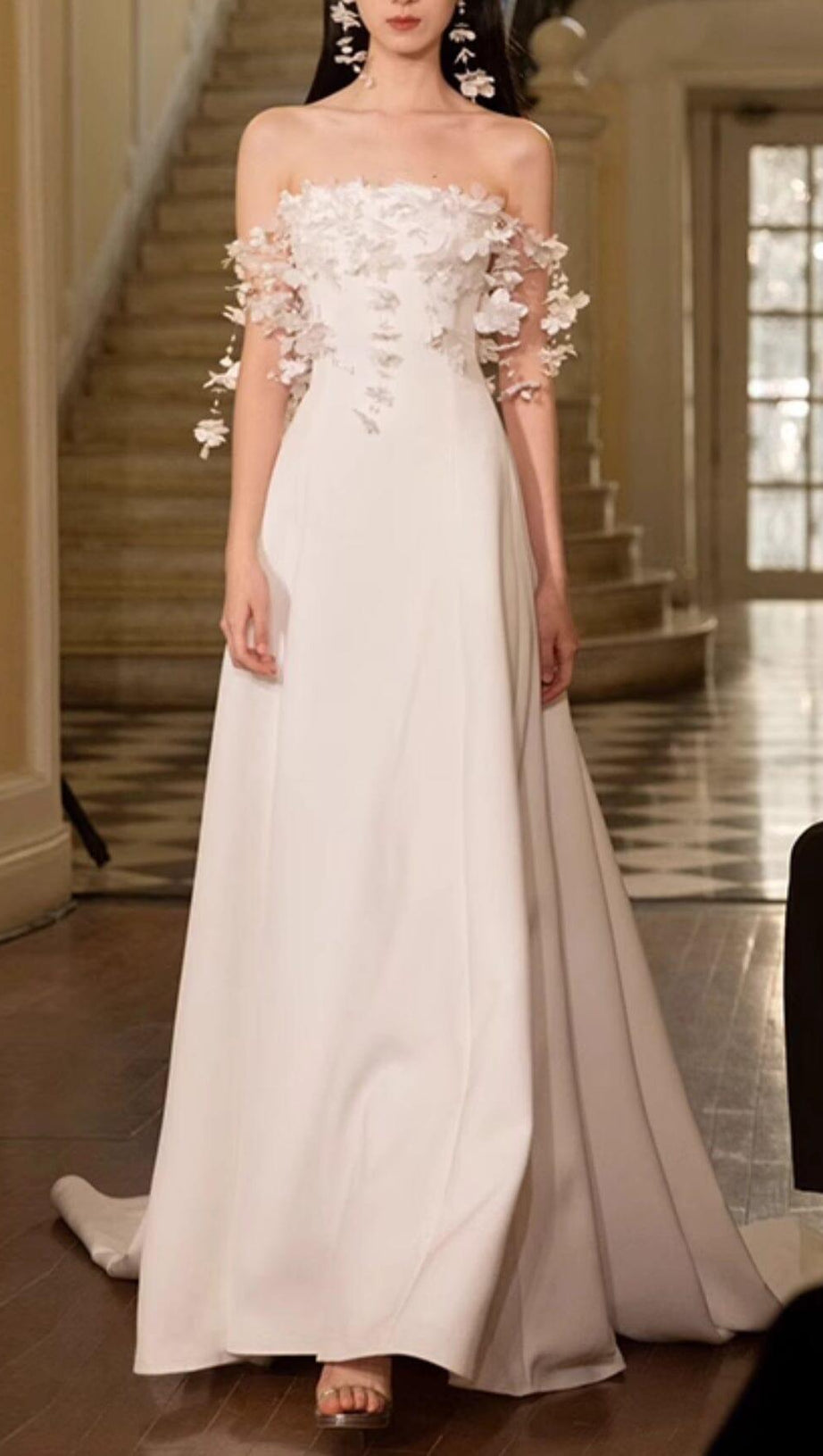 Maxikleid aus Satin mit floralen 3D-Applikationen