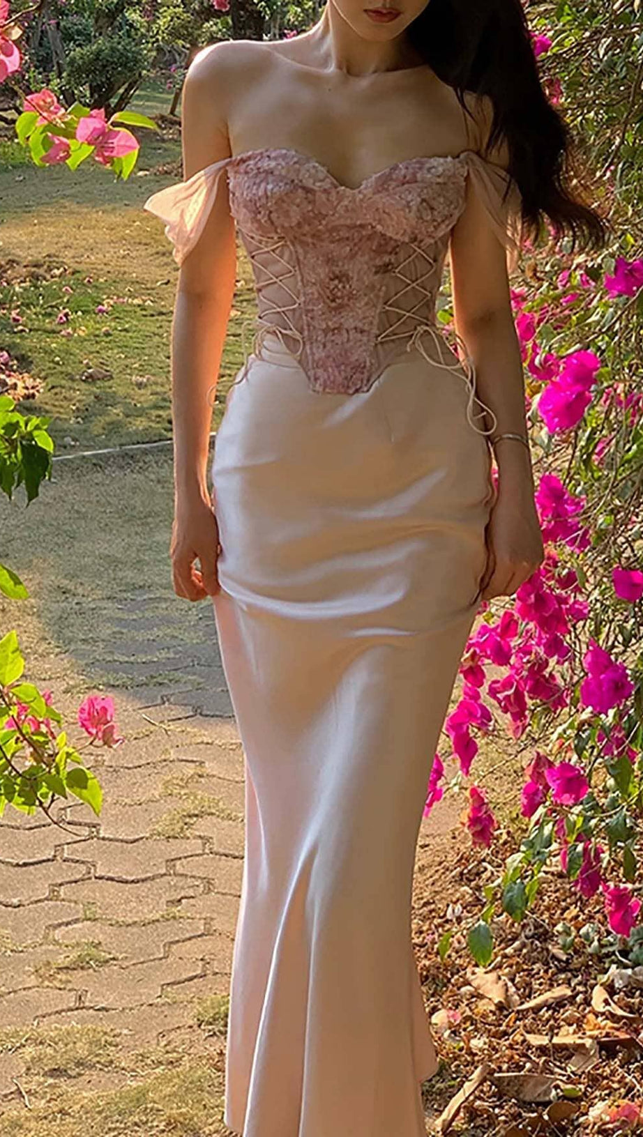 TOP CORSETTO CON LACCI E RICAMI FLOREALI