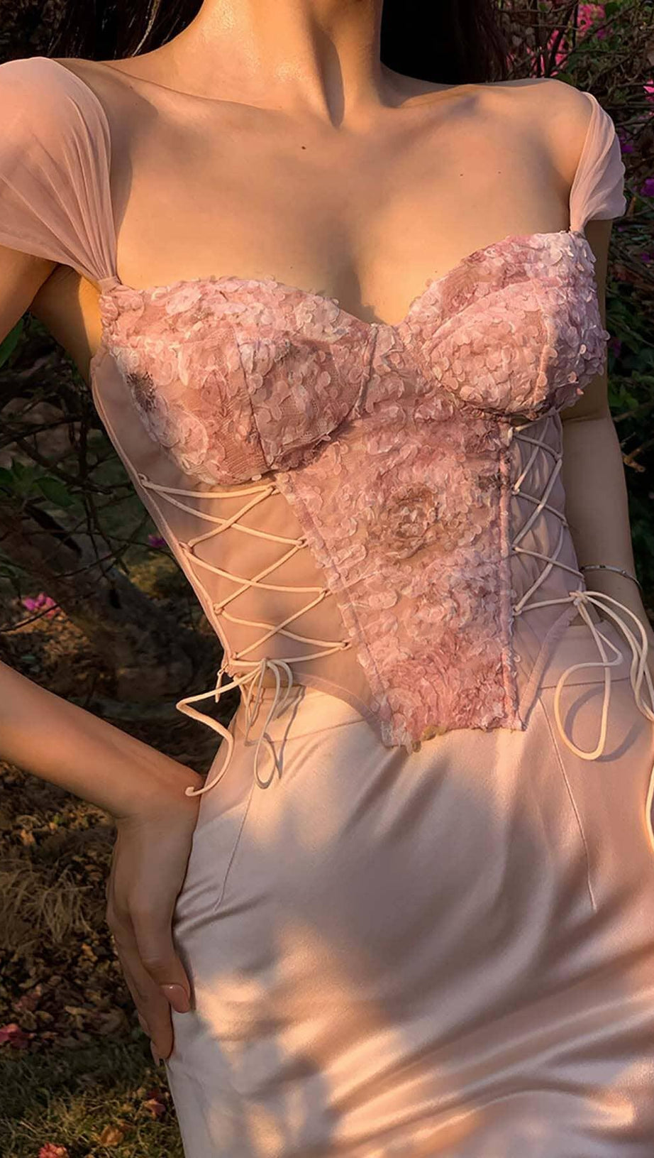 TOP CORSETTO CON LACCI E RICAMI FLOREALI