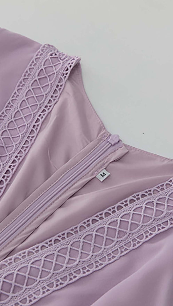LANGÄRMELIGES MAXIKLEID MIT RÜSCHEN IN FLIEDER