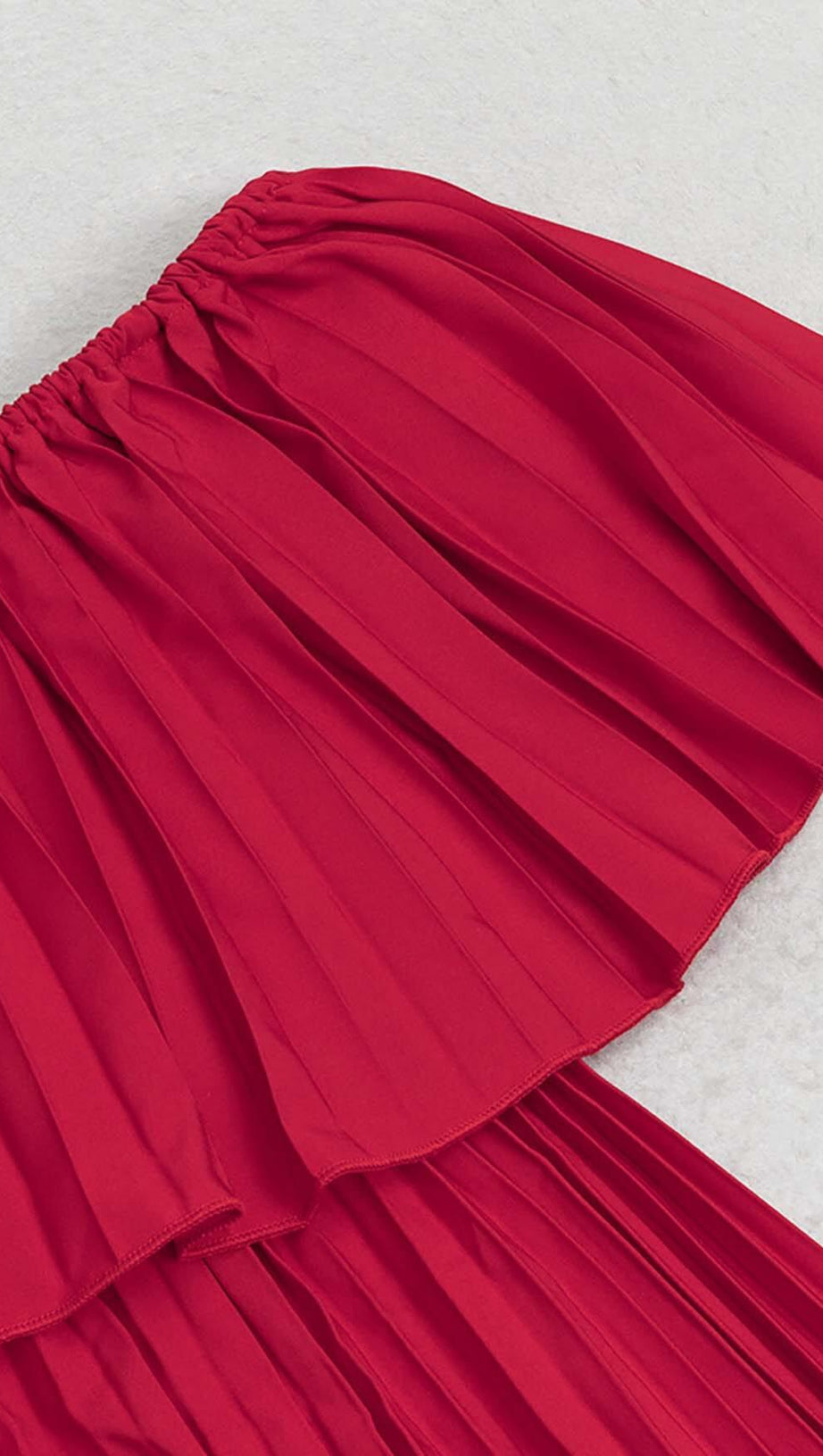 TRÄGERLOSES PLISSIERTES MAXIKLEID IN ROT