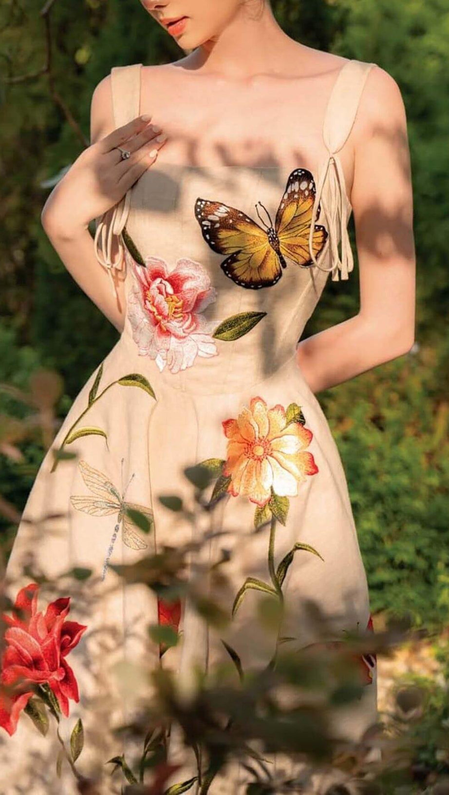 BUTTERFLY FLOWER PRINY MIDI DRESS IN GRAY