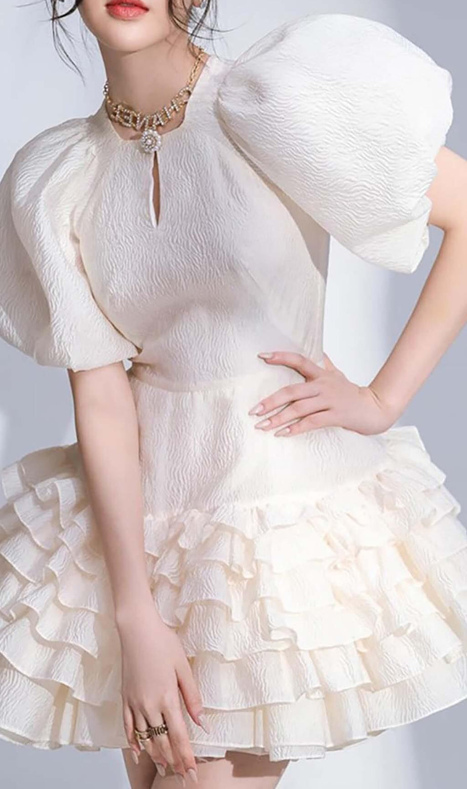 AUSGESTELLTES BUBBLE-MINIKLEID IN WEISS