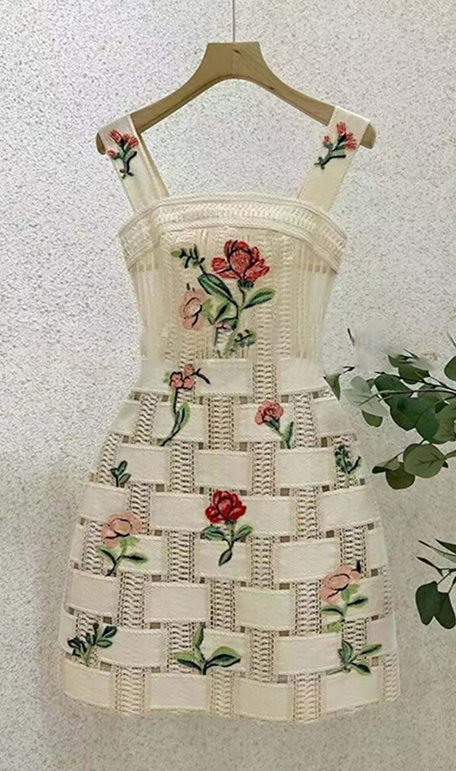 MINIKLEID MIT BLUMENPRINT UND TRÄGERN IN WEISS