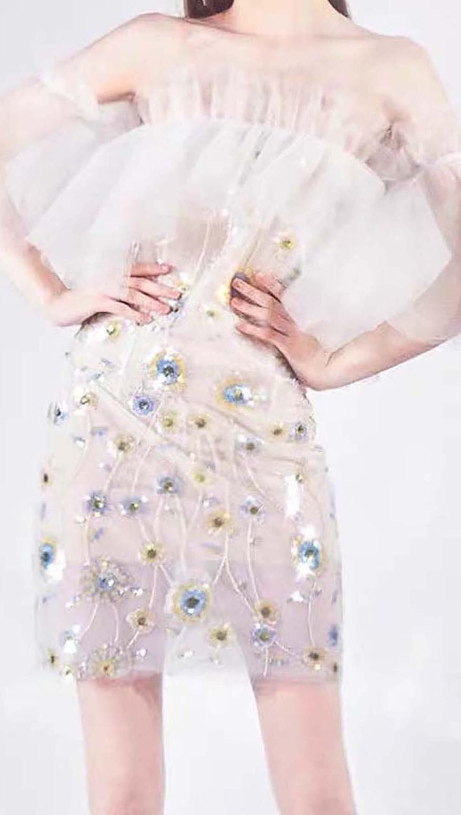 MINIKLEID MIT BLUMEN UND PAILLETTEN IN WEISS