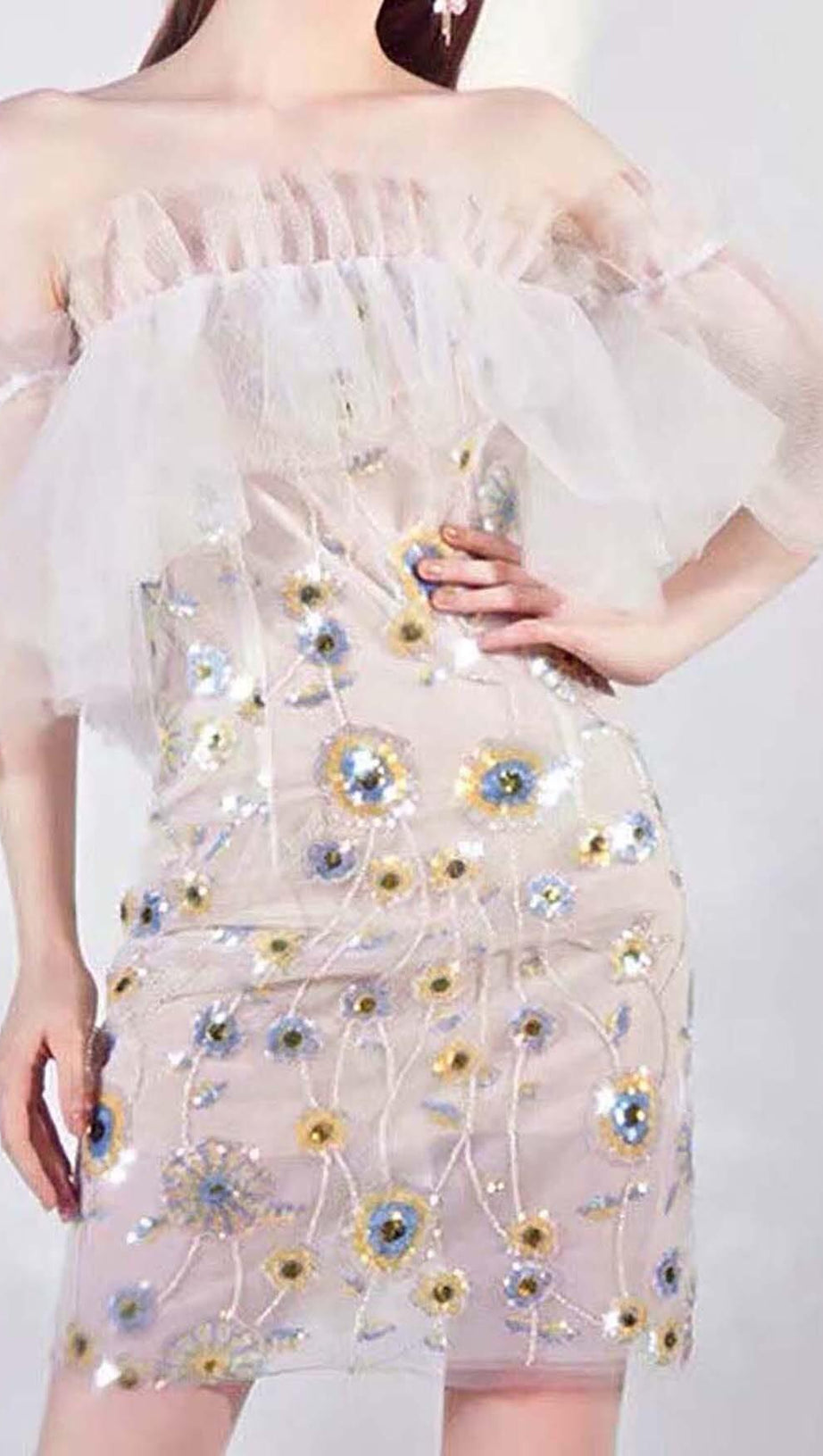 MINIKLEID MIT BLUMEN UND PAILLETTEN IN WEISS