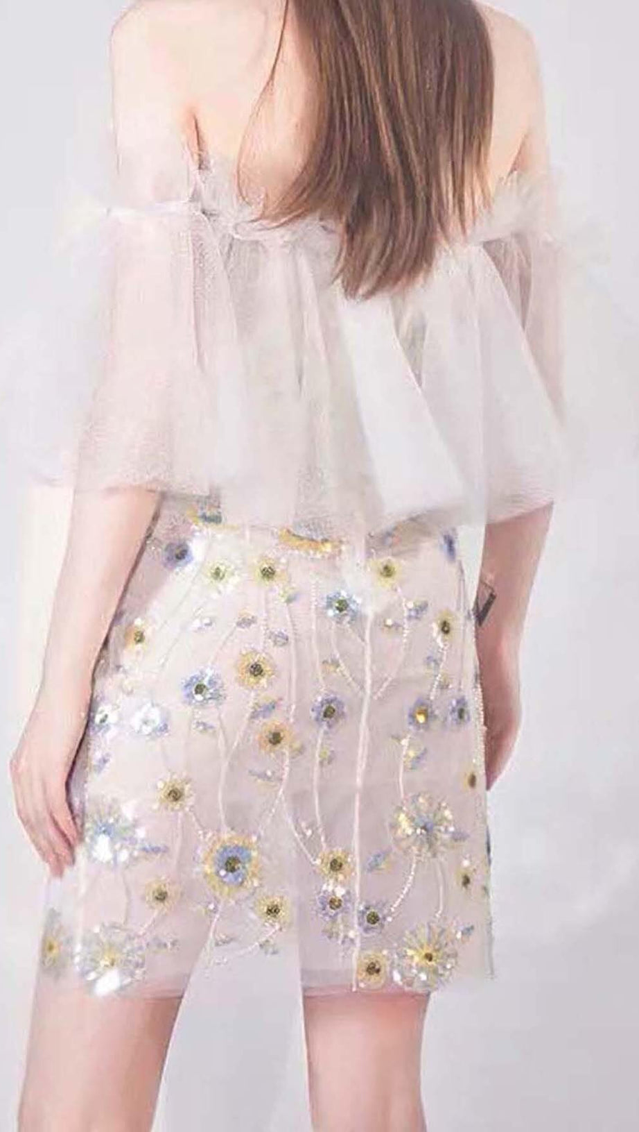 MINIKLEID MIT BLUMEN UND PAILLETTEN IN WEISS