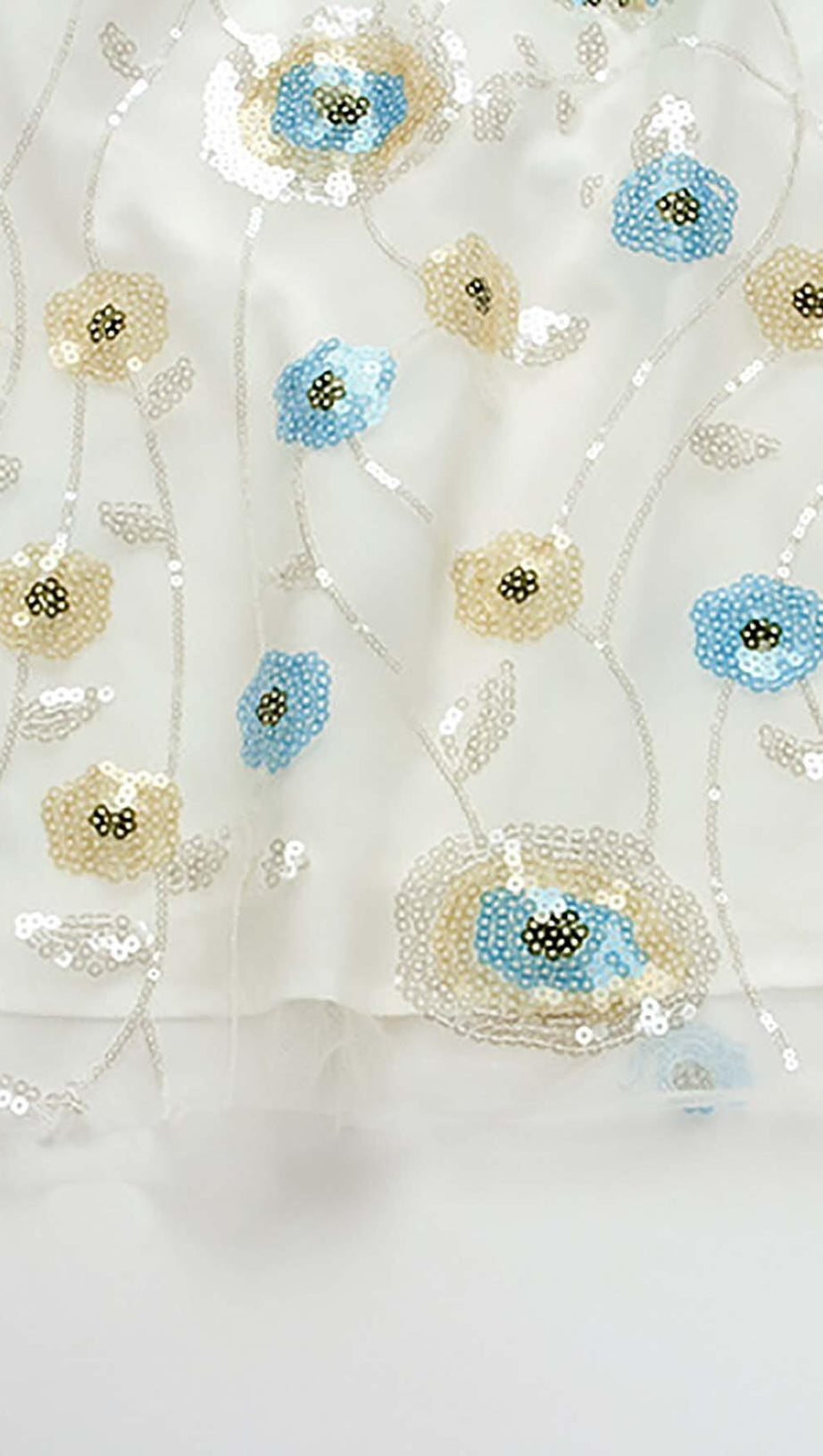 MINIKLEID MIT BLUMEN UND PAILLETTEN IN WEISS