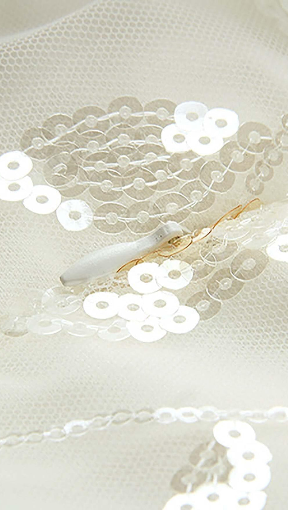 MINIKLEID MIT BLUMEN UND PAILLETTEN IN WEISS