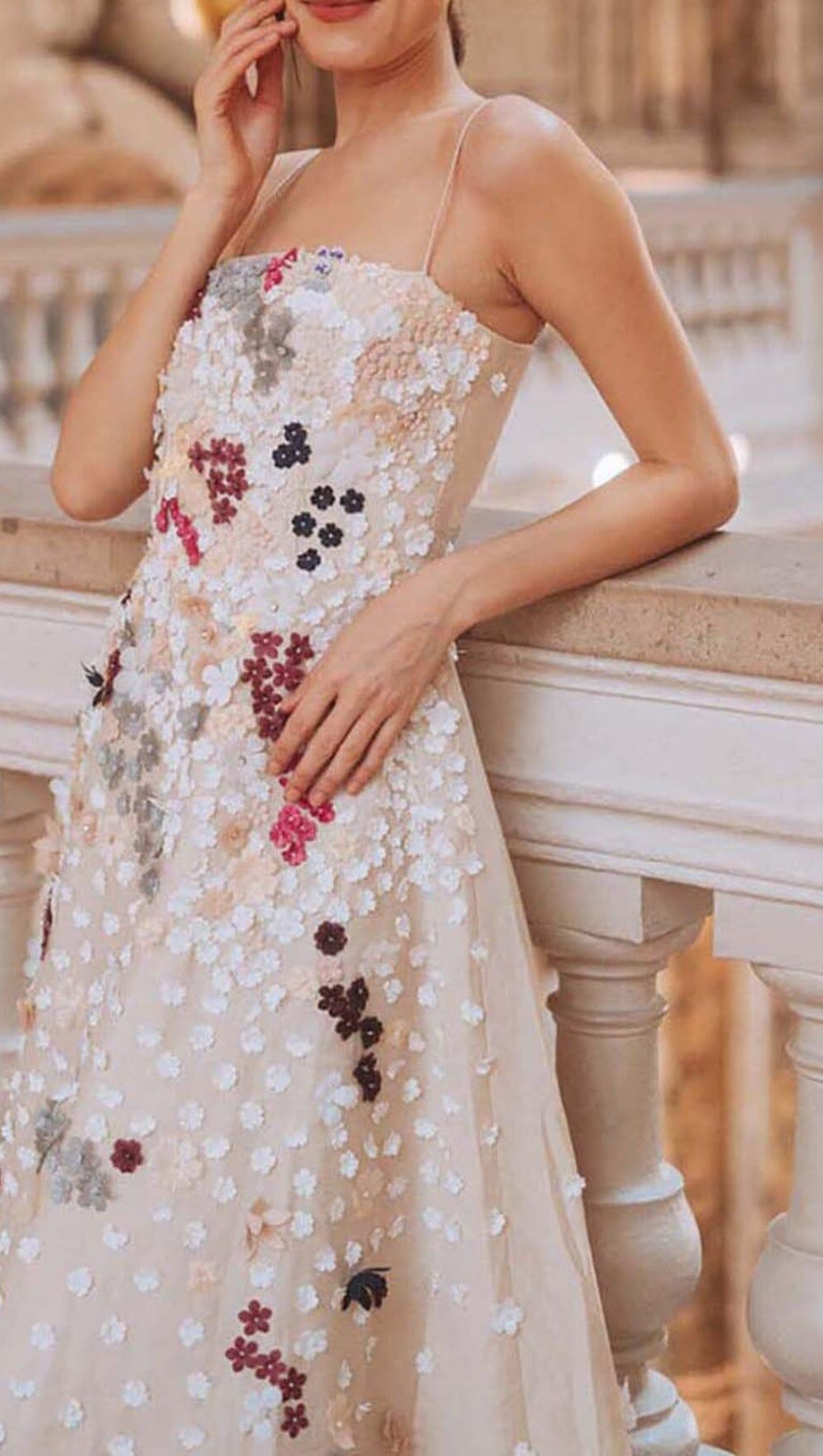 Weißes Strapskleid mit Blumen und Strass