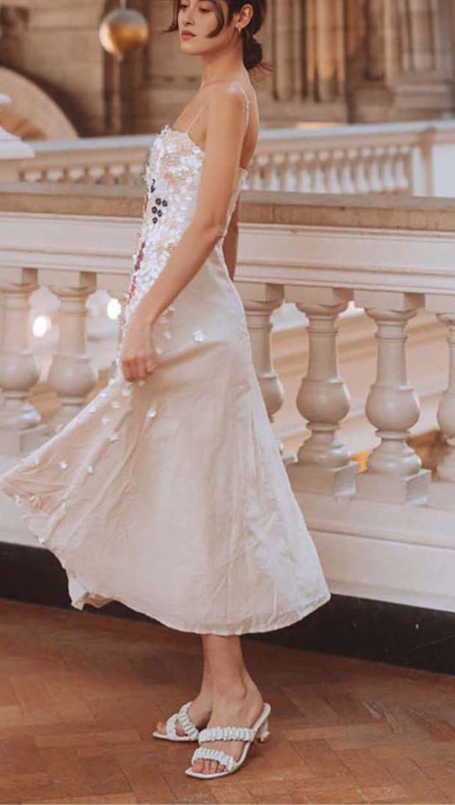 Weißes Strapskleid mit Blumen und Strass