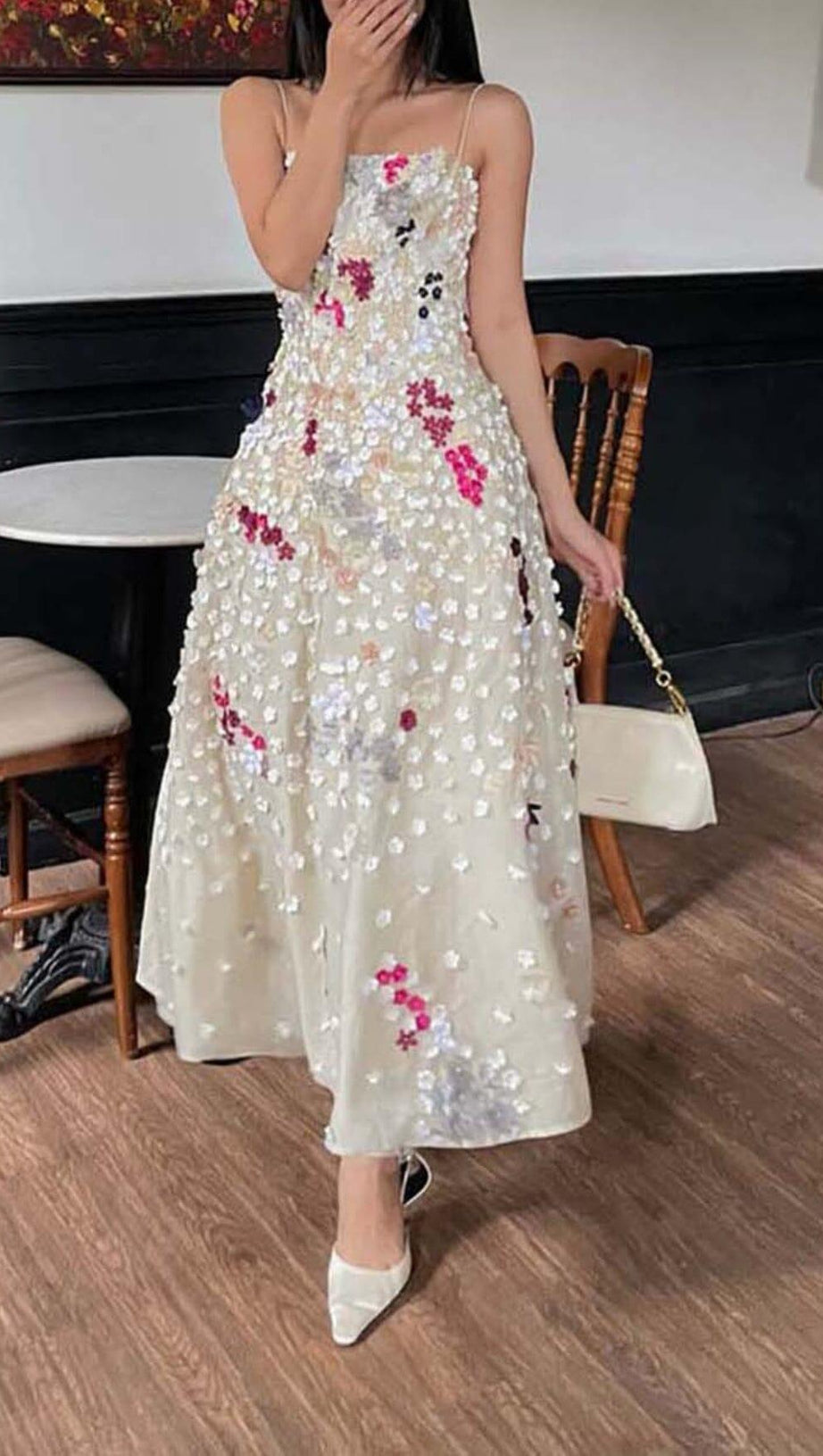 Weißes Strapskleid mit Blumen und Strass