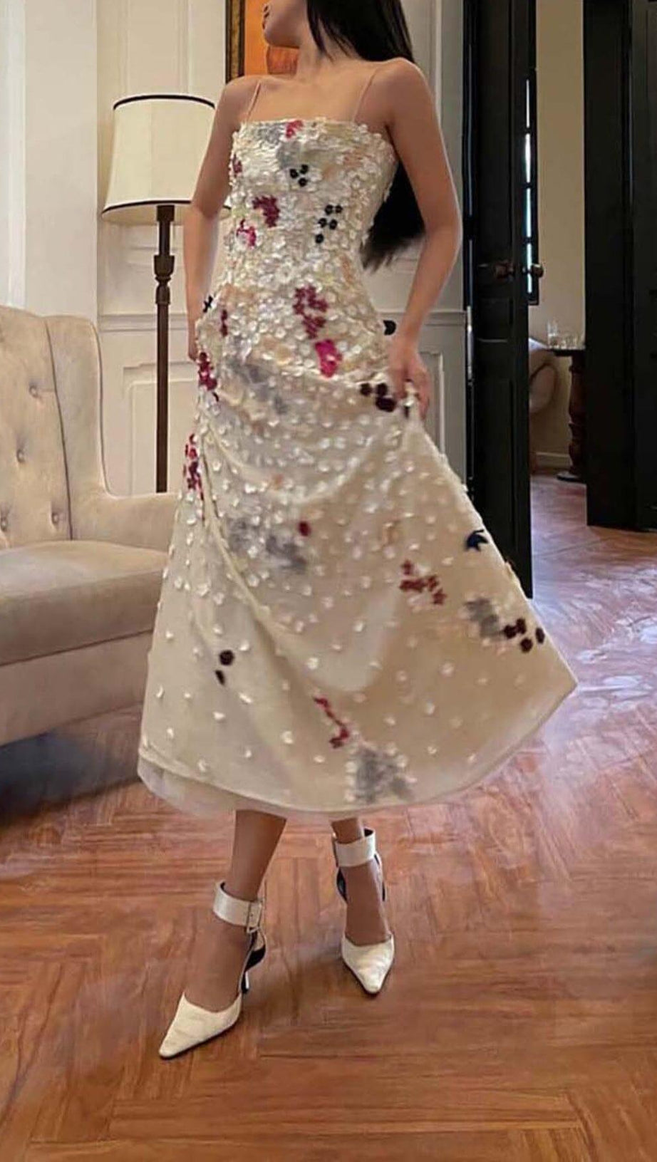 Weißes Strapskleid mit Blumen und Strass