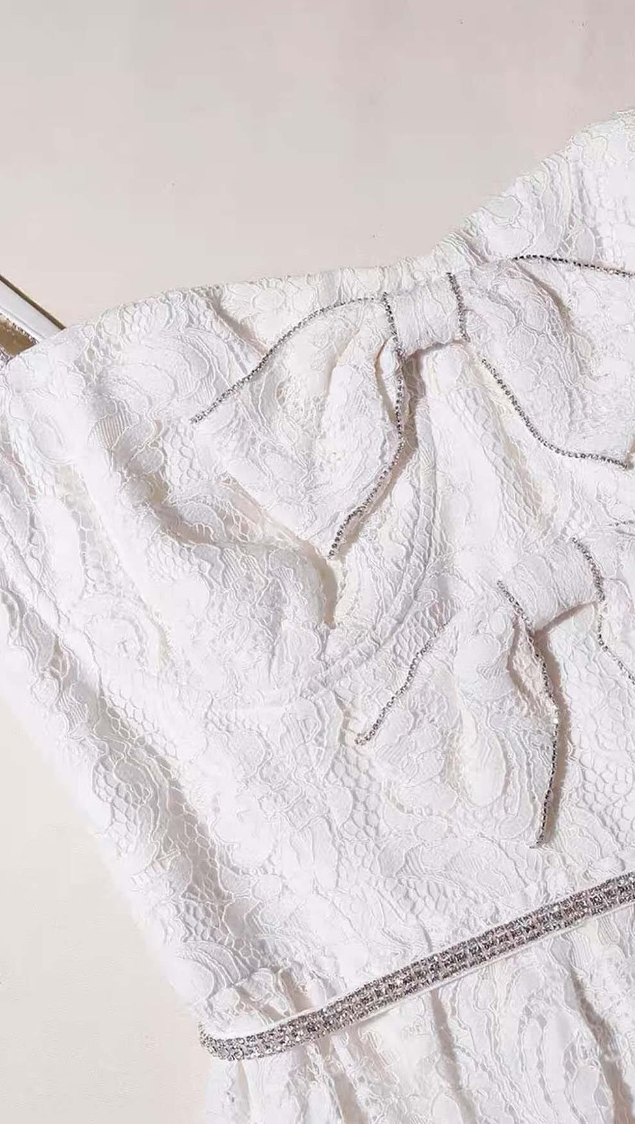 FRONT BOW TIERED MIDI DRESS IN WHITE