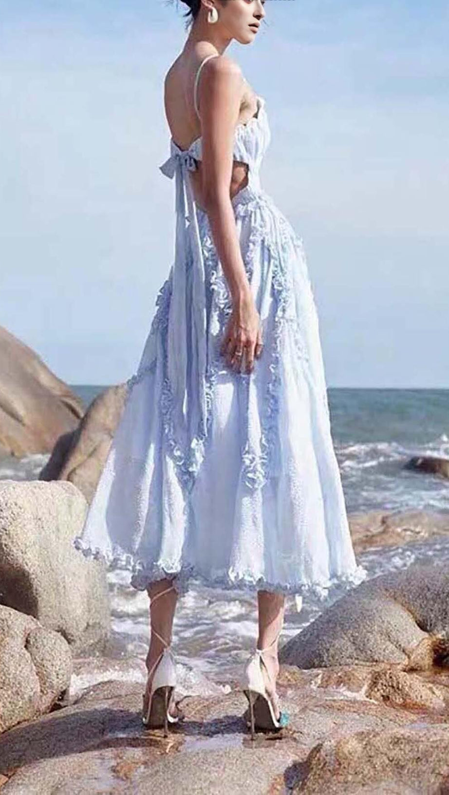 LACE-UP BACKLESS MIDI DRESS IN BLUE