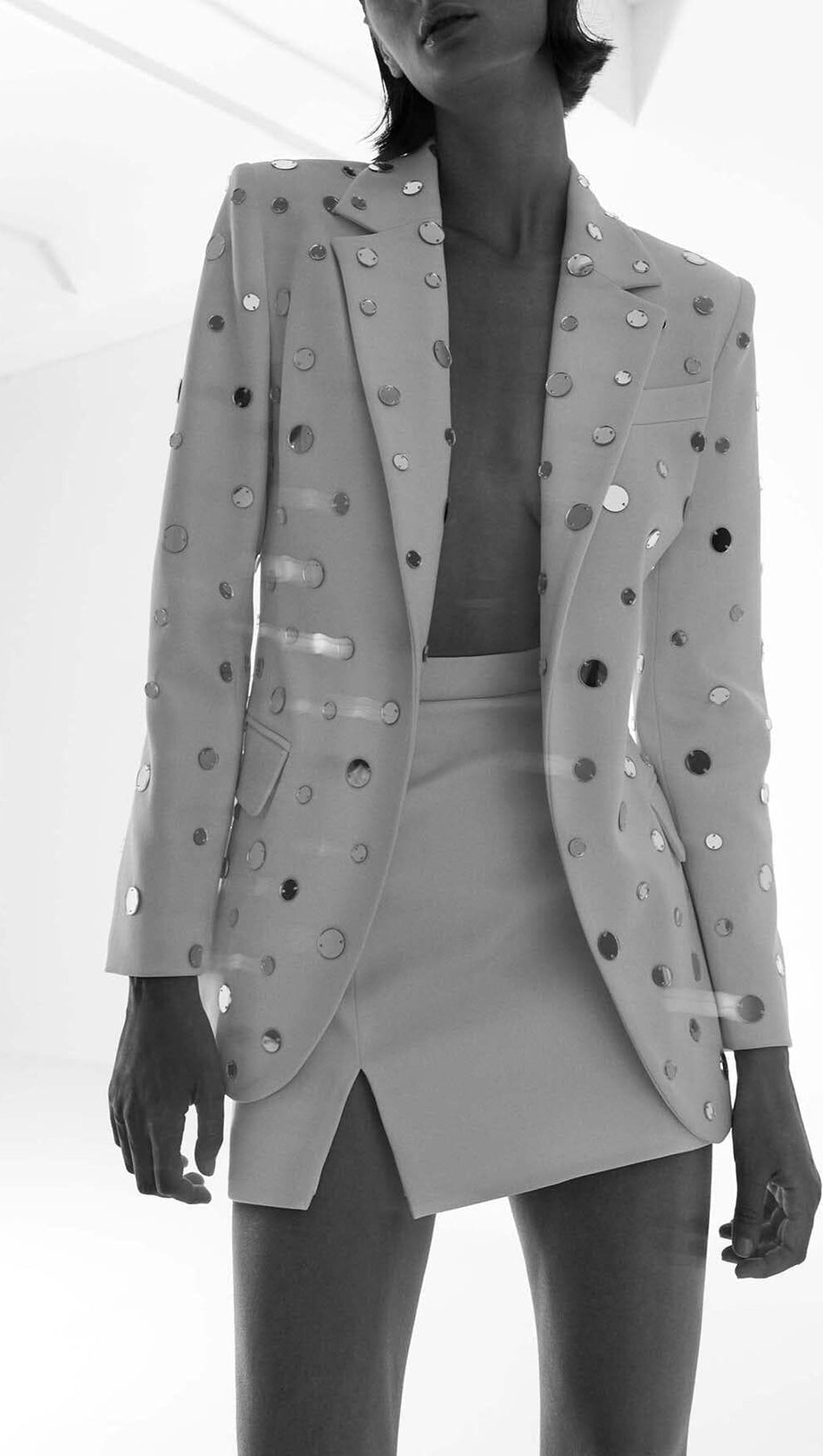 GIACCA CON DETTAGLIO DI PAILLETTES SPECCHIATE IN BIANCO