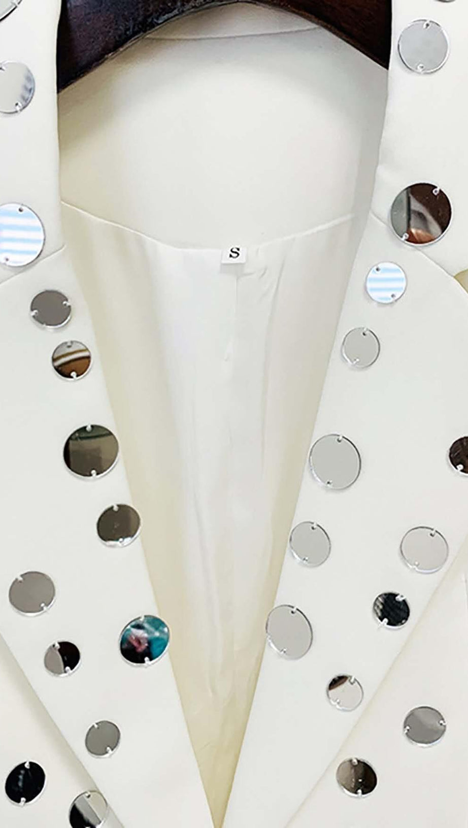 GIACCA CON DETTAGLIO DI PAILLETTES SPECCHIATE IN BIANCO