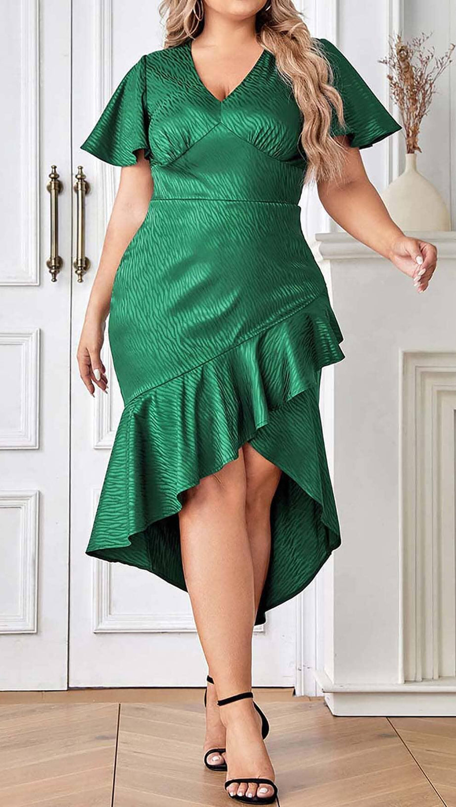 WICKEL-MIDIKLEID MIT RÜSCHENBESATZ IN GRÜN