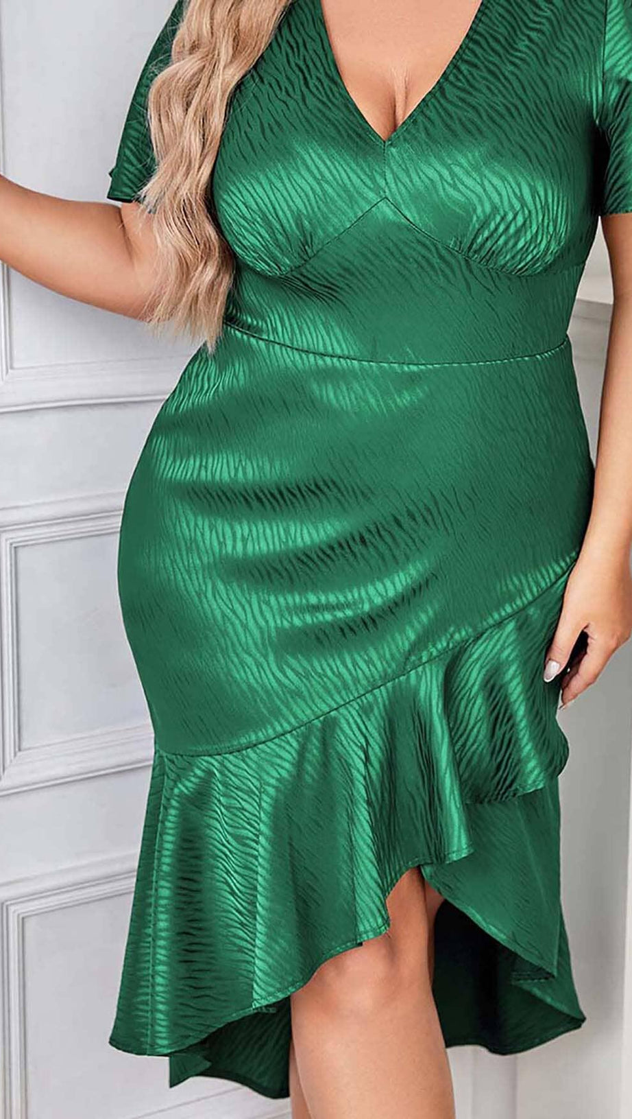 WICKEL-MIDIKLEID MIT RÜSCHENBESATZ IN GRÜN