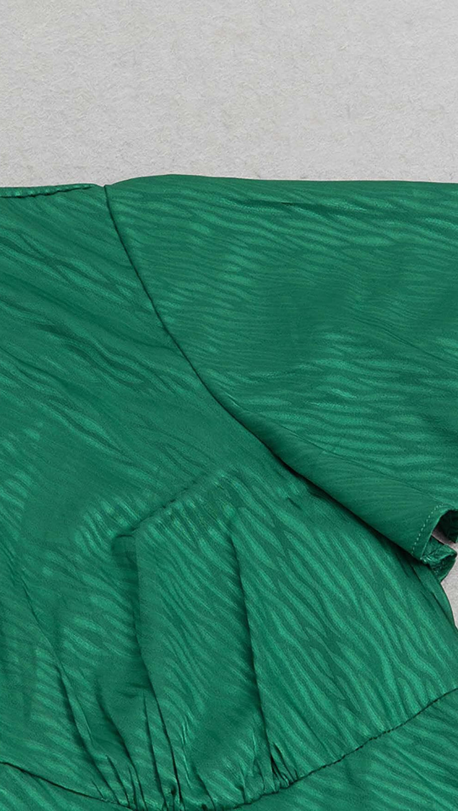 WICKEL-MIDIKLEID MIT RÜSCHENBESATZ IN GRÜN