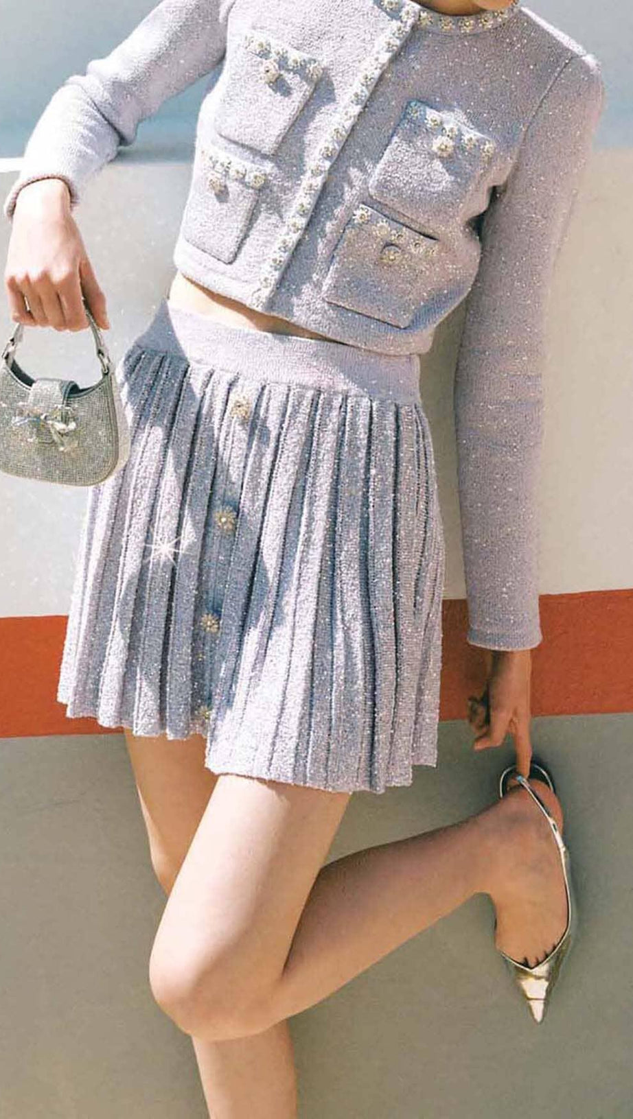 Zweiteiliges Set mit Pailletten und Plissee in Lila