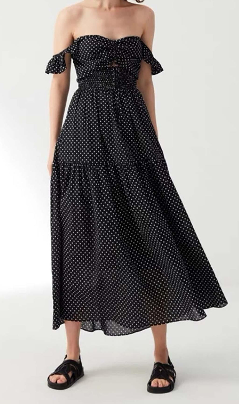 V-NECK CUTOUT MAXI DRESS IN BLACK
