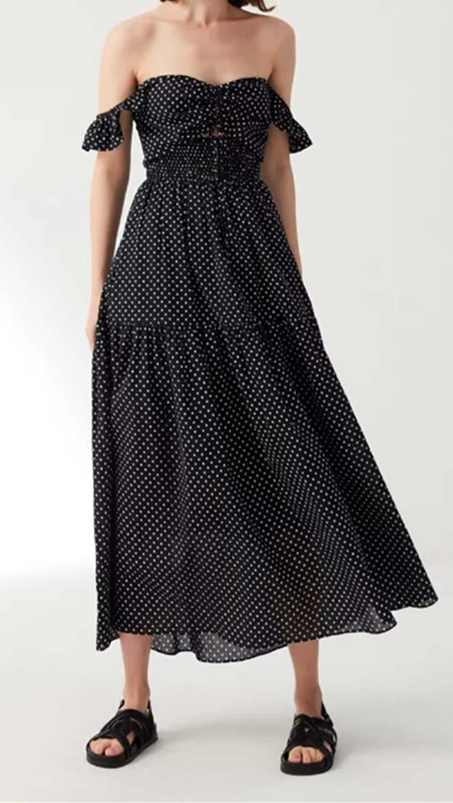 V-AUSSCHNITT-MAXIKLEID IN SCHWARZ