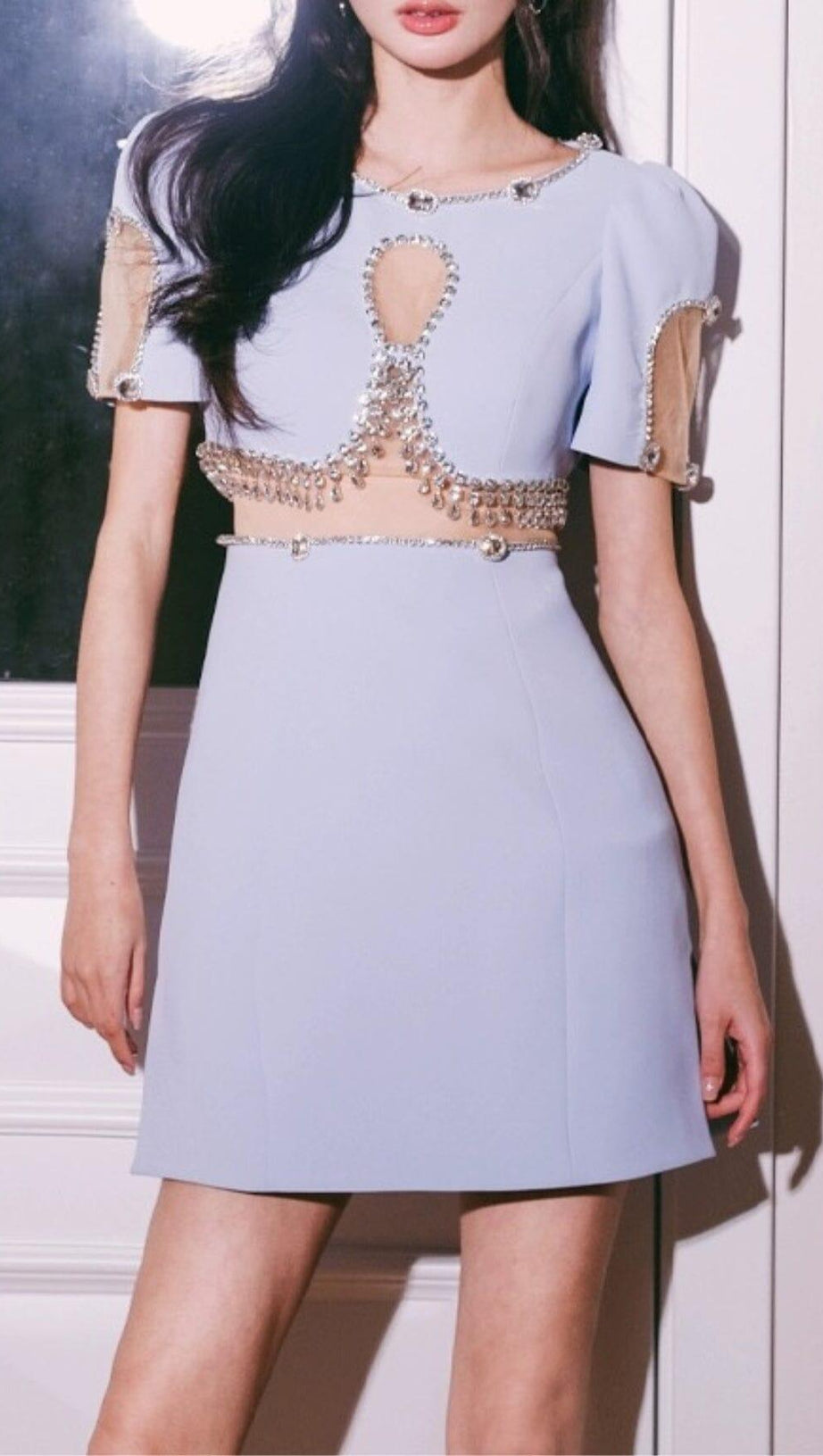 MINIKLEID MIT KRISTALLBESATZ UND CUTOUTS IN HIMMELBLAU