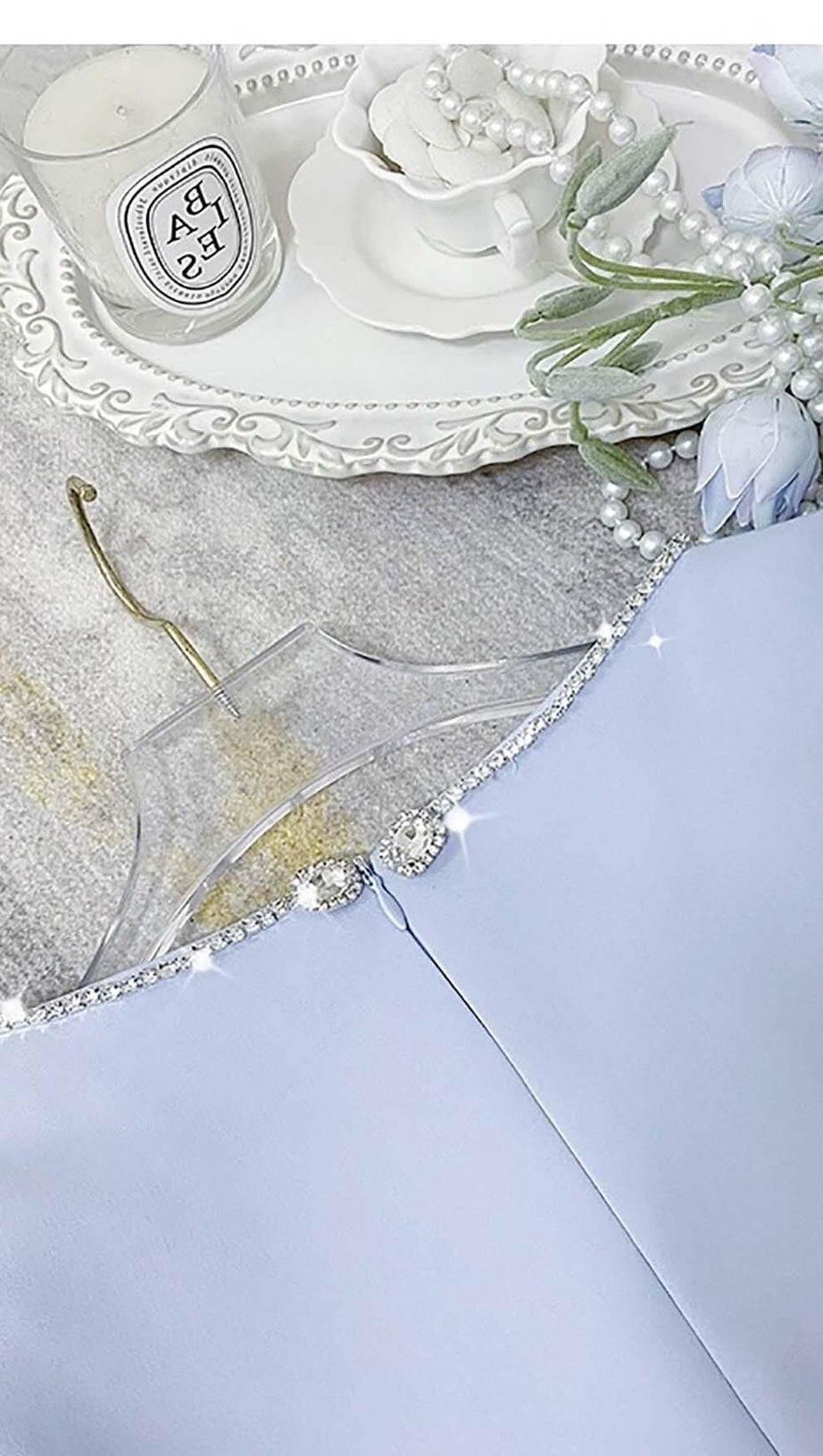 MINIKLEID MIT KRISTALLBESATZ UND CUTOUTS IN HIMMELBLAU