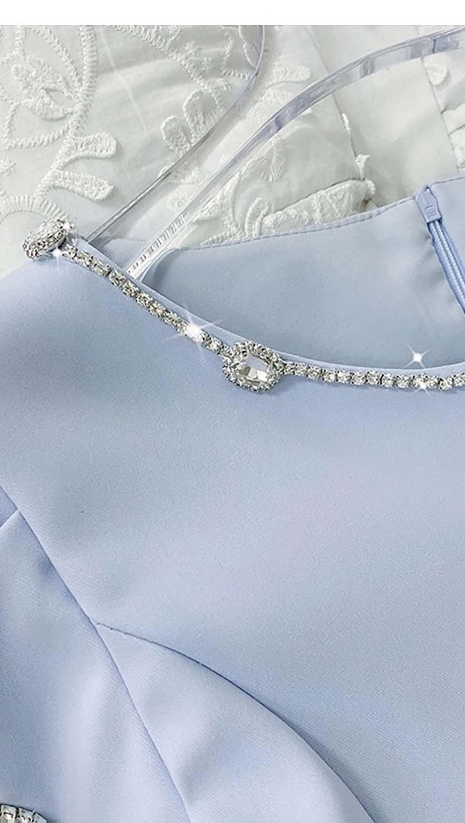 MINIKLEID MIT KRISTALLBESATZ UND CUTOUTS IN HIMMELBLAU