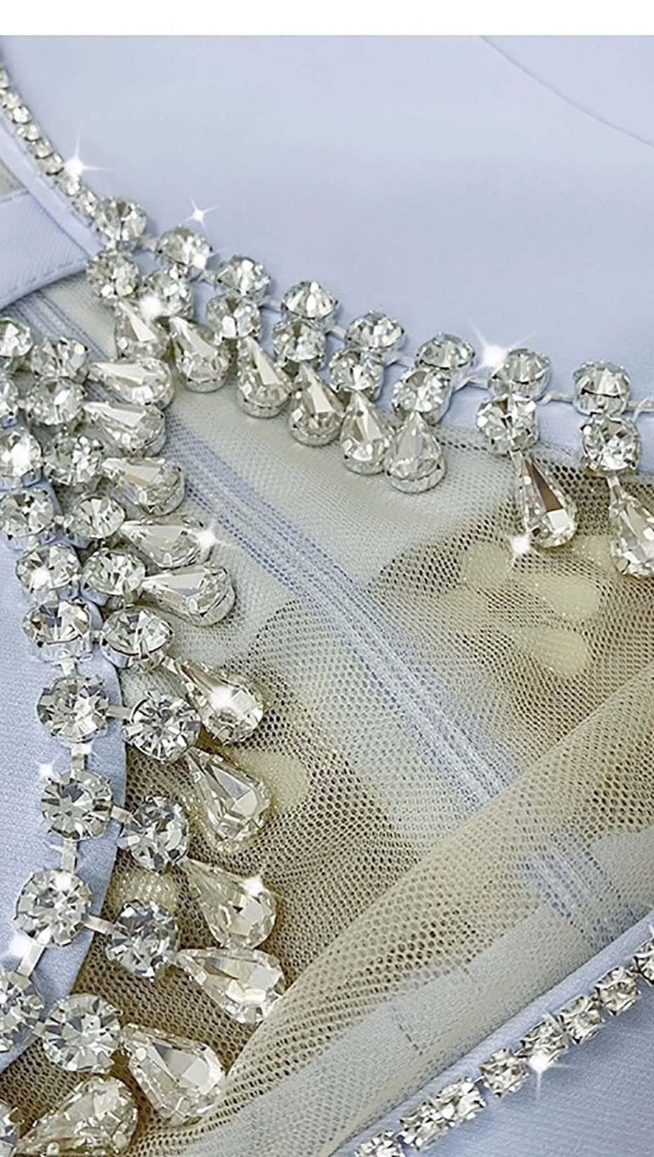 MINIKLEID MIT KRISTALLBESATZ UND CUTOUTS IN HIMMELBLAU