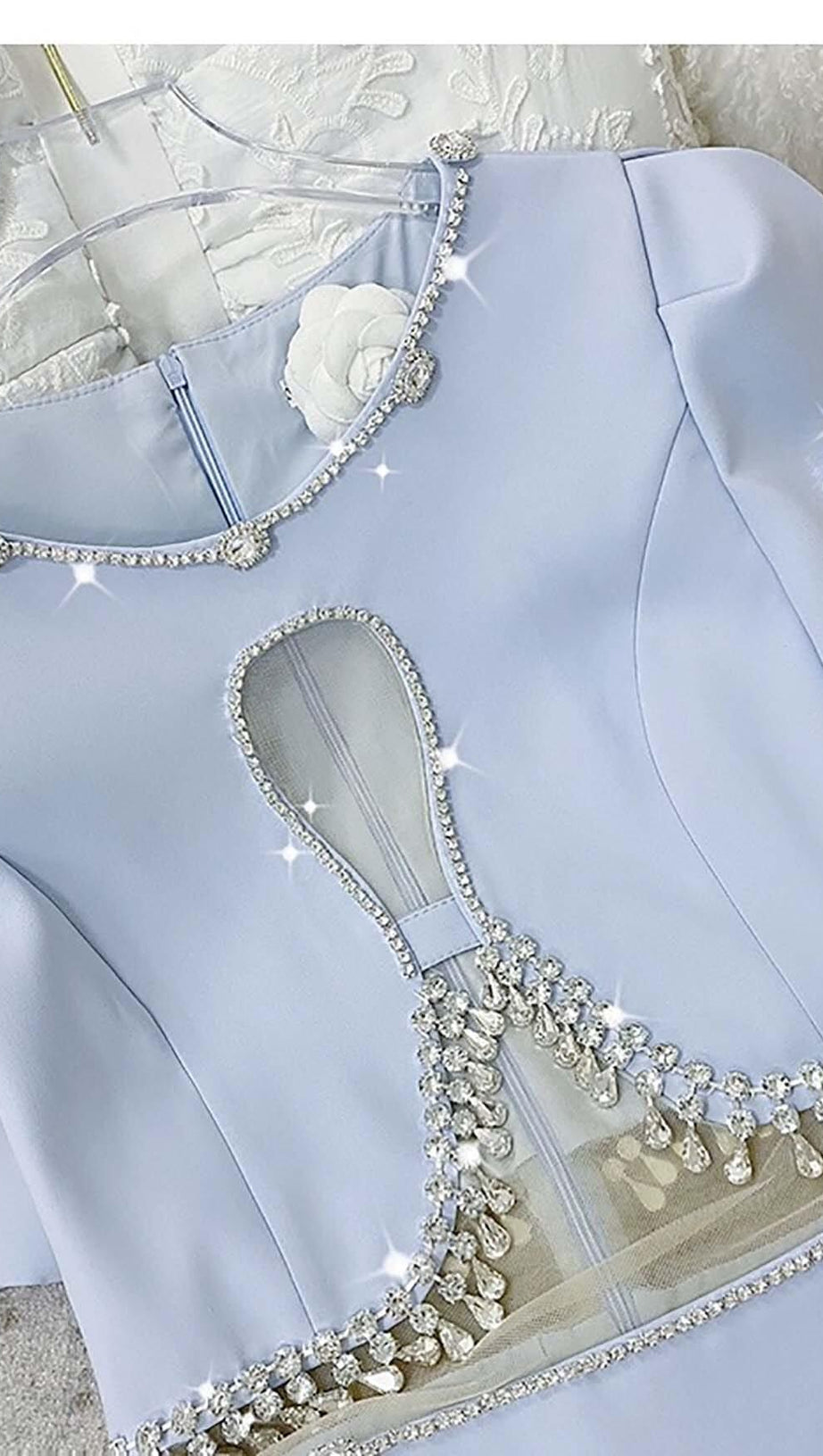 MINIKLEID MIT KRISTALLBESATZ UND CUTOUTS IN HIMMELBLAU