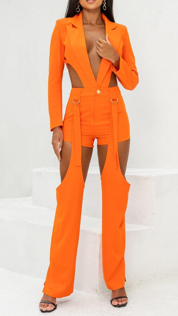 RÜCKENFREIES DREITEILIGES SET MIT AUSSCHNITT IN ORANGE