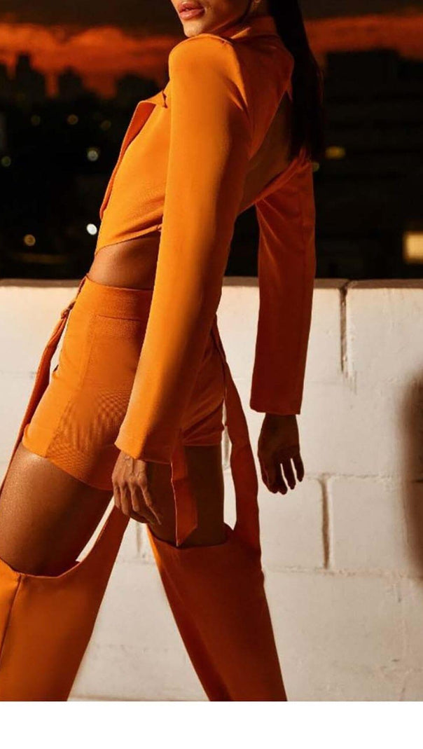 RÜCKENFREIES DREITEILIGES SET MIT AUSSCHNITT IN ORANGE