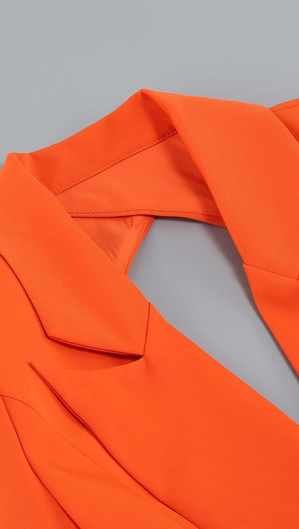 RÜCKENFREIES DREITEILIGES SET MIT AUSSCHNITT IN ORANGE