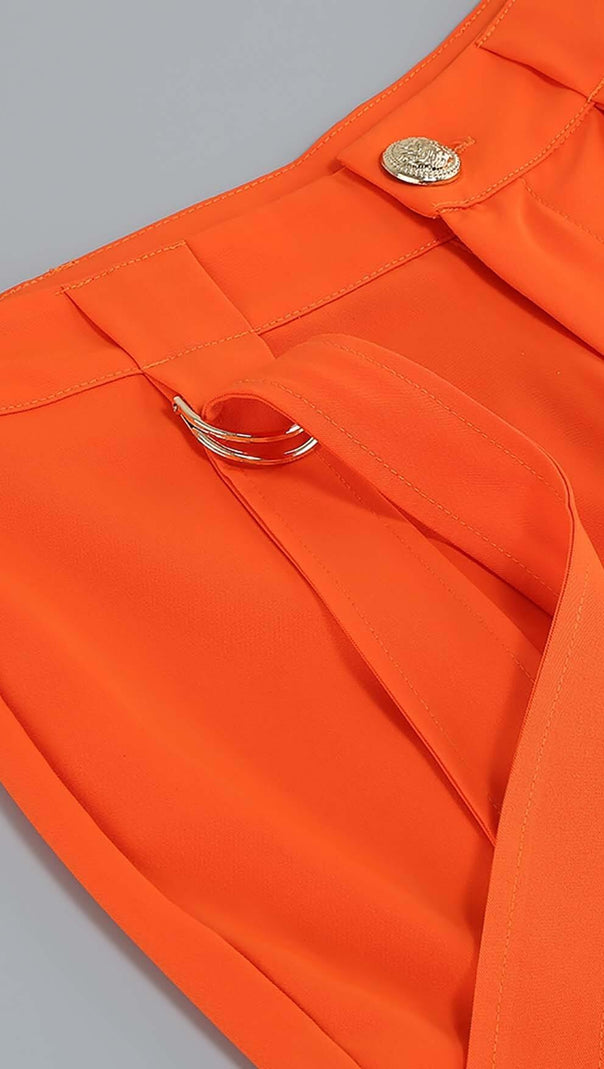 RÜCKENFREIES DREITEILIGES SET MIT AUSSCHNITT IN ORANGE