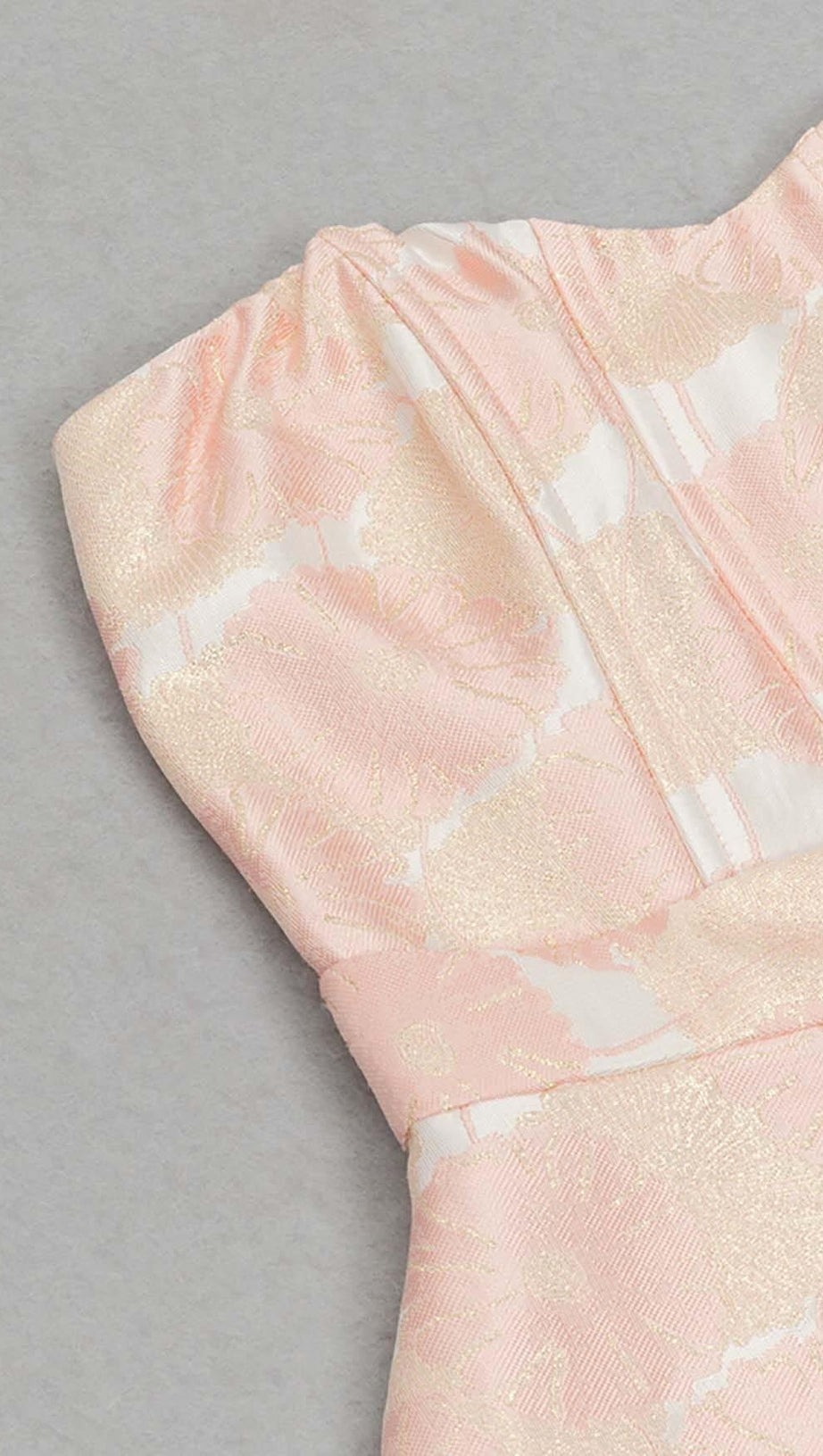 Geteiltes Midikleid mit Blumenmuster und Kreuzknoten in Pink