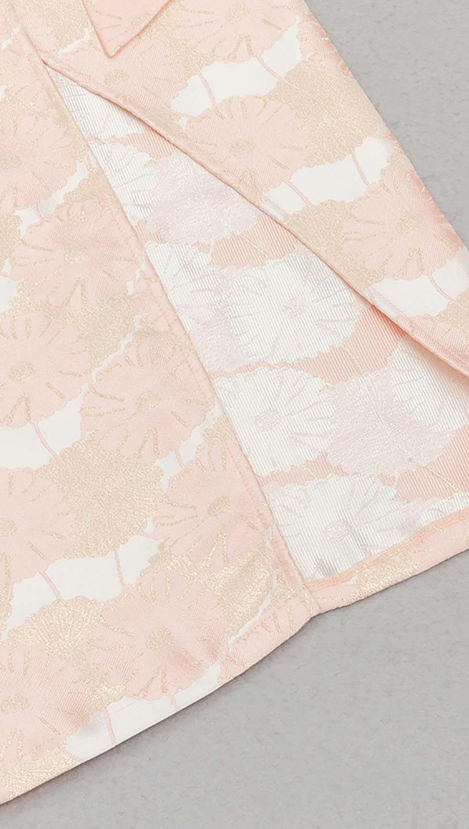 Geteiltes Midikleid mit Blumenmuster und Kreuzknoten in Pink