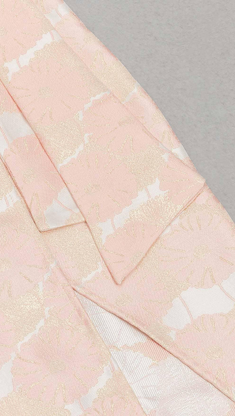 Geteiltes Midikleid mit Blumenmuster und Kreuzknoten in Pink